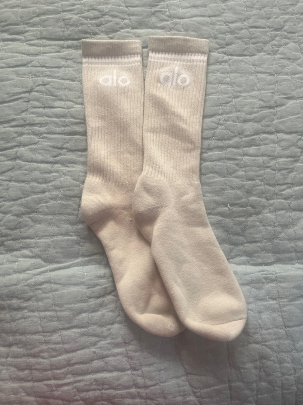 ALO Yoga Women's Crew Socks in Cream with White Logo